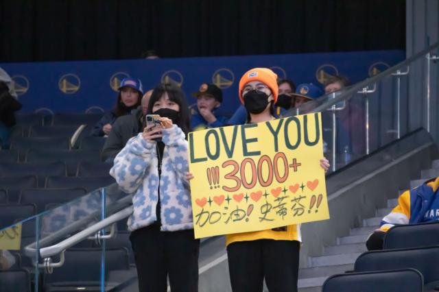 开云APP-【现场】勇士延续勇三疯传统 约基奇关键球一锤定音