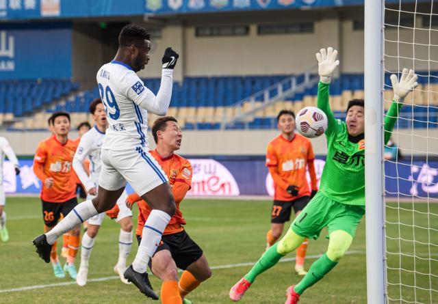 开云下载-【中超】奥斯卡张祥硕破门 沧州雄狮2比0胜十人武汉